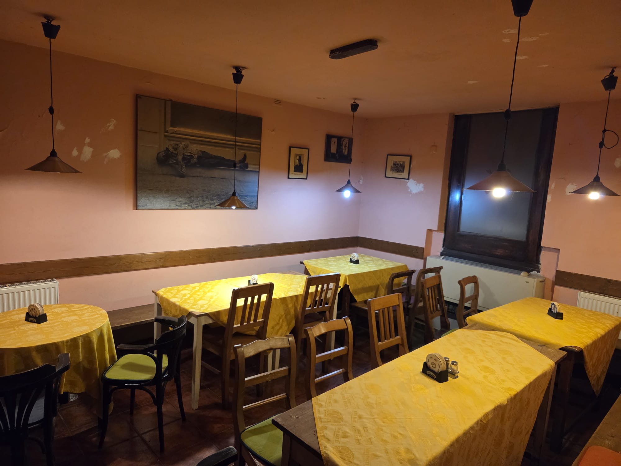 Posezení se žlutými ubrusy a závěsnými lampami v Království
